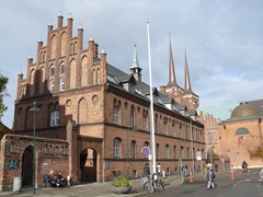 39-Roskilde gebouw met op achtergrond Domkirken